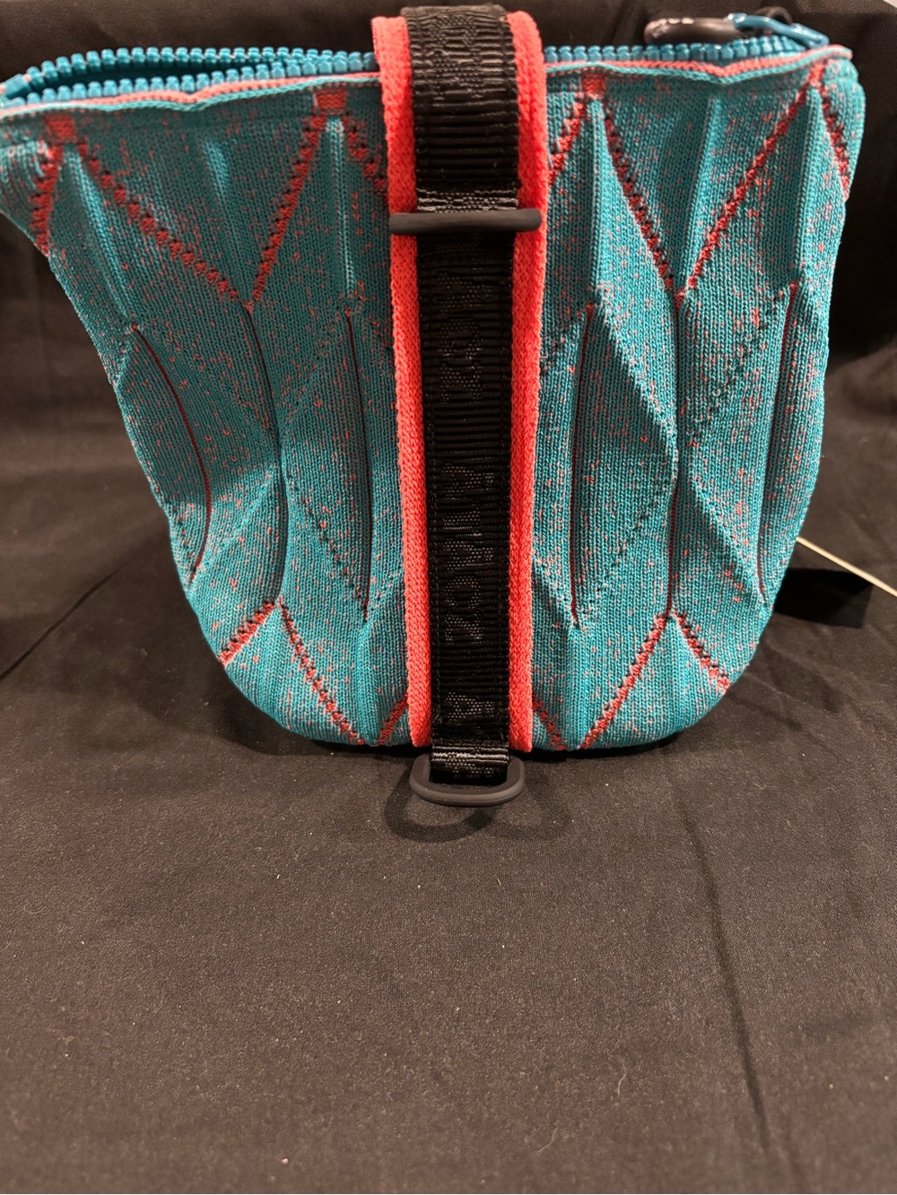 ATACZ NWT STASH ESSENTIALS POUCH BAG REPREVE RECYCLED MATERIALS VERY TRENDY - Picture 2 of 3